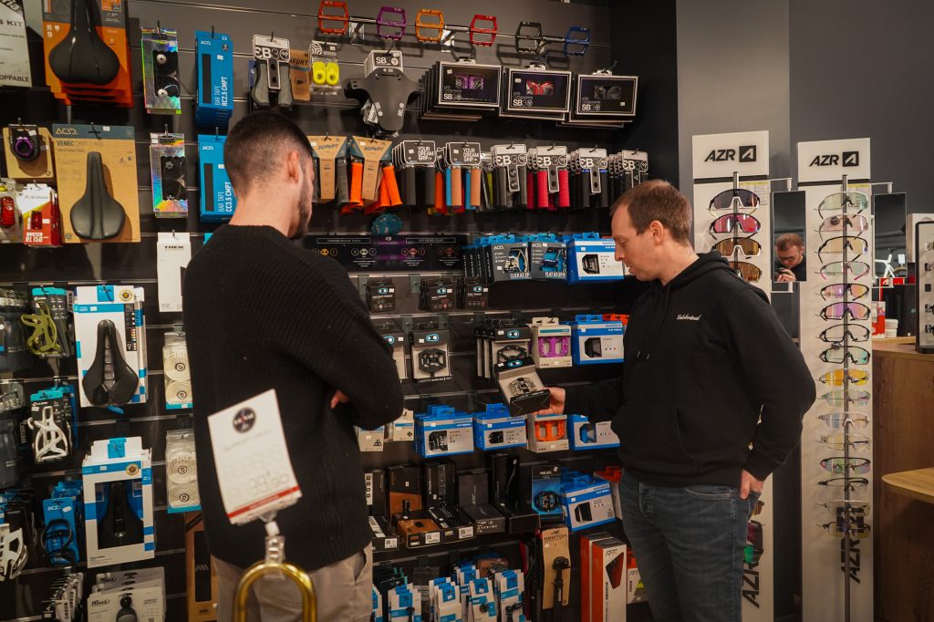 rayon manettes et selles dans magasin velobrival