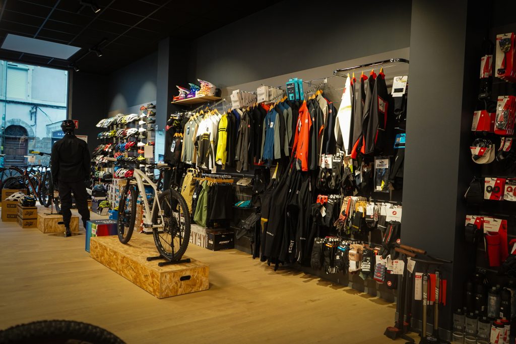 vetement de cycliste dans un magasin